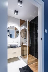 a bathroom with a sink and a mirror at Apartament Belezza in Dziwnów