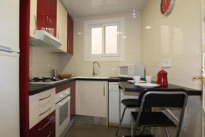 Kuchyň nebo kuchyňský kout v ubytování Rubí: Luminoso apartamento a 1 minuto de la playa