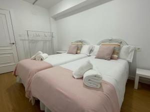 2 camas con toallas en una habitación en JUAN II, en Zamora