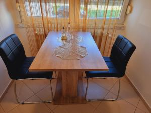 stół jadalny z 2 krzesłami i drewniany stół w obiekcie Skitnica Gold w mieście Koprivnica