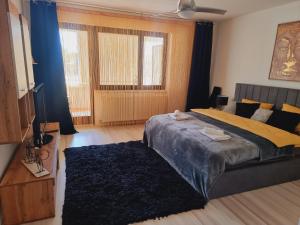 sypialnia z dużym łóżkiem i telewizorem w obiekcie Skitnica Gold w mieście Koprivnica
