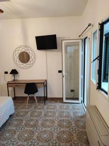 um quarto com uma secretária, uma cama e uma janela em VILLA ALFONSINA em Uggiano la Chiesa