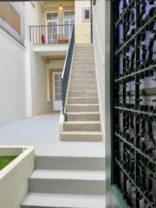 una escalera que conduce a un edificio con puerta en TOP Porto, en Oporto