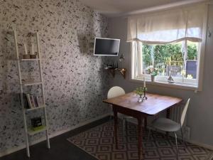 法爾肯貝里的住宿－Liten ”stuga”，一间带木桌和窗户的用餐室