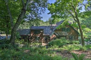 ein altes Haus im Wald mit Bäumen in der Unterkunft Stunning Warren Lakefront Home Deck, Grill, Sauna in Warren
