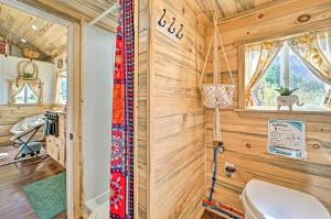 um quarto com uma parede de madeira com uma prancha de surf em Boho Bliss Tiny Home with Fireplace, Fire Pit em Towaoc