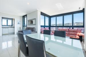 comedor y sala de estar con mesa y sillas en Gemelos 26 Resort Apartment 22E Levante Beach, en Benidorm