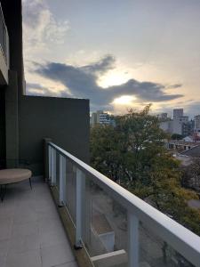 balcone di un edificio con vista sulla città di MIRACERROS Departamento en Salta a Salta