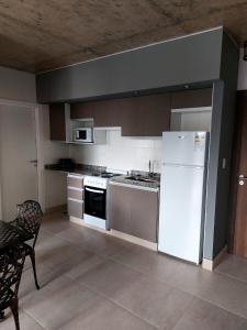 uma cozinha com um frigorífico branco e um fogão em MIRACERROS Departamento en Salta em Salta