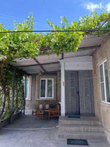 - une terrasse couverte à l'avant de la maison dans l'établissement Hestia, à Gyumri