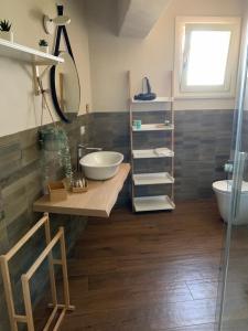 un bagno con lavandino e specchio di Borgo Nocchiara a Carlentini