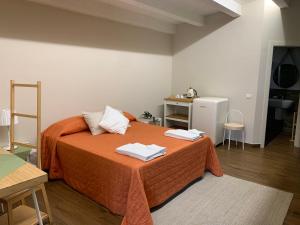 una camera da letto con un letto con due asciugamani sopra di Borgo Nocchiara a Carlentini
