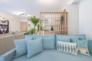 Posedenie v ubytovaní Luxury Loft with a Balcony by CloudKeys