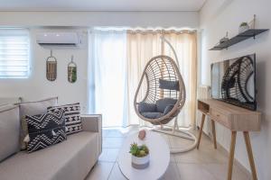 Posedenie v ubytovaní Luxury Loft with a Balcony by CloudKeys