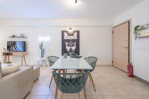 Posedenie v ubytovaní Luxury Loft with a Balcony by CloudKeys