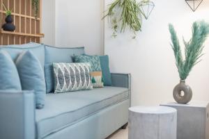 Posedenie v ubytovaní Luxury Loft with a Balcony by CloudKeys