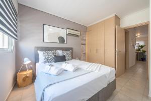 Posteľ alebo postele v izbe v ubytovaní Luxury Loft with a Balcony by CloudKeys
