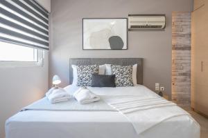 Posteľ alebo postele v izbe v ubytovaní Luxury Loft with a Balcony by CloudKeys