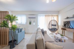 Posedenie v ubytovaní Luxury Loft with a Balcony by CloudKeys