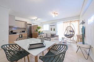 Kuchyňa alebo kuchynka v ubytovaní Luxury Loft with a Balcony by CloudKeys
