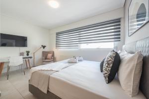 Posteľ alebo postele v izbe v ubytovaní Luxury Loft with a Balcony by CloudKeys