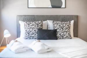 Posteľ alebo postele v izbe v ubytovaní Luxury Loft with a Balcony by CloudKeys