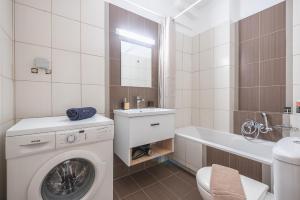 Kúpeľňa v ubytovaní Luxury Loft with a Balcony by CloudKeys