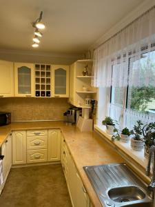 Kuchyň nebo kuchyňský kout v ubytování Cheerful 2 bedroom flat with free parking