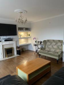 Posezení v ubytování Cheerful 2 bedroom flat with free parking