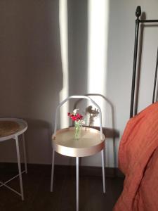 カルレンティーニにあるBorgo Nocchiaraの白い椅子