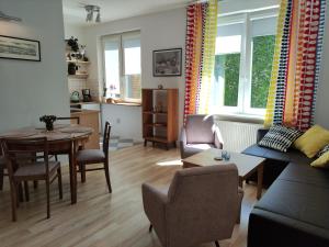 uma sala de estar com um sofá e uma mesa em garncarska6 em Gdansk