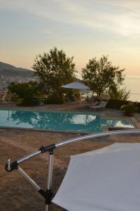 uma vista para uma piscina a partir de uma casa em Villa Malandrino Guest House em Agropoli