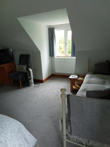 een slaapkamer met 2 bedden en een raam bij White Cottage B and B in Spilsby