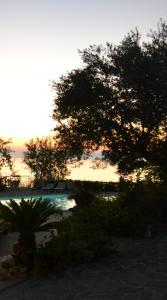 uma vista para uma piscina com um barco na água em Villa Malandrino Guest House em Agropoli