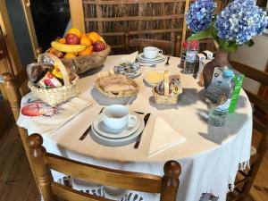 einen Tisch mit einer Schale Obst und einer Schüssel Essen in der Unterkunft Casas da Villa- Monsanto in Monsanto