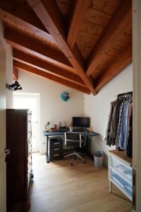 una oficina con escritorio y ordenador en una habitación en Stupenda mansarda dotata di tutti i comfort!, en Brescia