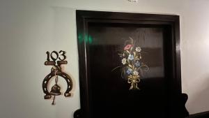 フンダタにあるPadina Ursuluiの花の絵時計