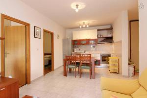 uma cozinha e sala de jantar com mesa e cadeiras em Apartment Happy Day em Split