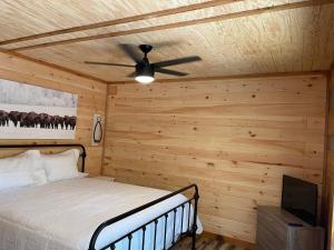 een slaapkamer met een bed en een plafondventilator bij windrock ridge - Ethan in Oak Ridge