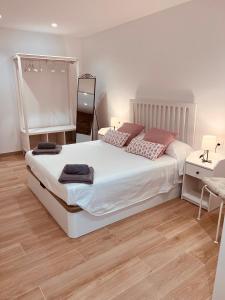 1 dormitorio con 1 cama blanca grande y escritorio en Holiday Hanna’s House, en Valencia