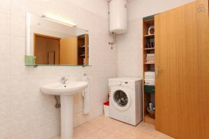 een badkamer met een wasmachine en een wastafel bij Apartment Happy Day in Split +38 foto's