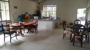 cocina y comedor con mesa y sillas en Casa de descanso - Finca Los Primos, en San Luis de Cubarral