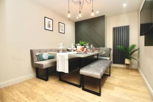 พื้นที่นั่งเล่นของ XxHot TubxX 4Bed semi, sleeps 8, 2 bathrooms