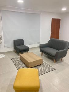 una sala de espera con 2 sillas y un sofá en Casa Sonia, en Cartagena de Indias