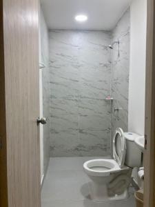 a bathroom with a toilet and a shower at Casa Sonia in Cartagena de Indias