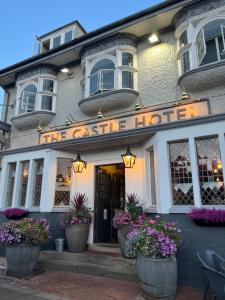 un edificio con un cartel que lee el hotel del castillo en Castle Hotel, en Eynsford