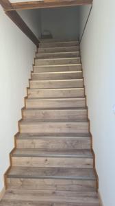 una escalera con escalones de madera en una habitación en Apartamenty Rynek23, en Puck