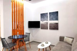 salon z kanapą i stołem w obiekcie Urban Luxus Studio I w Heraklionie