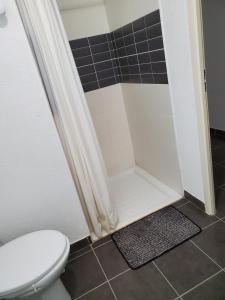 Kúpeľňa v ubytovaní GK2night, appartement avec parking sous sol gratuit