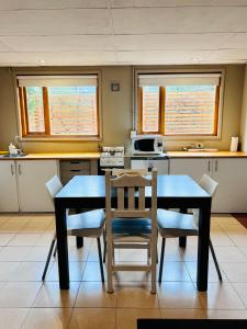 une cuisine avec une table et des chaises. dans l'établissement BOG Angostura Apartments, à Villa La Angostura